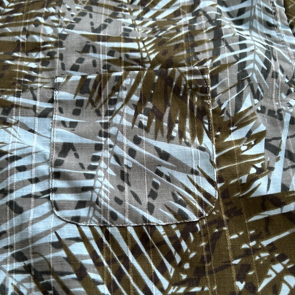 Van Heusen tropical men’s button front shirt. Size XL. Excellent condition. - Picture 4 of 7